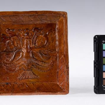 Kafel z motywem roślinnym