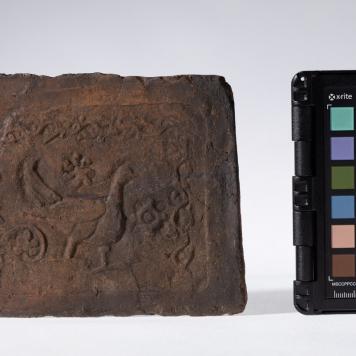 Płytka z wyobrażeniem ptaka