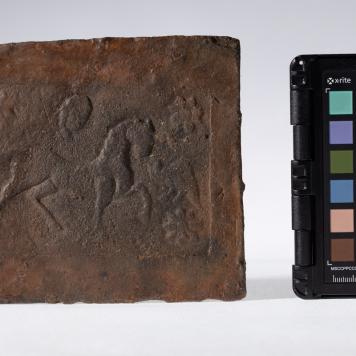 Płytka z wyobrażeniem konia, głowy ludzkiej i smoka