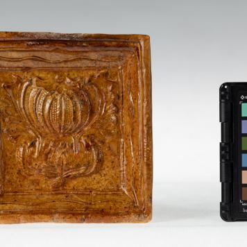 Kafel z motywem roślinnym