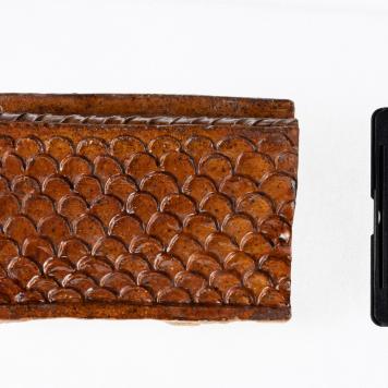 Kafel z motywem rybiej łuski