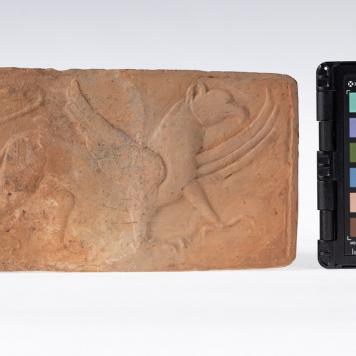 Płytka z wyobrażeniem gryfa