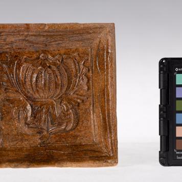 Kafel z motywem roślinnym