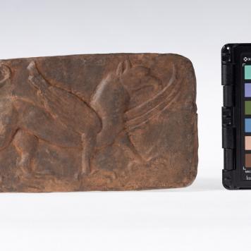 Płytka z wyobrażeniem gryfa