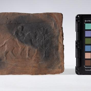 Płytka z wyobrażeniem jeźdźca przy Drzewie Życia