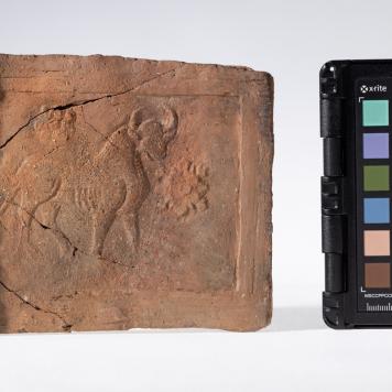 Płytka z wyobrażeniem byka