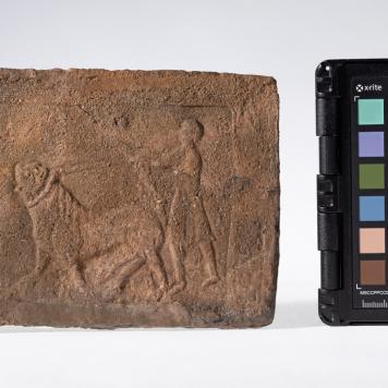 Płytka z wyobrażeniem człowieka prowadzącego lwa na arkanie