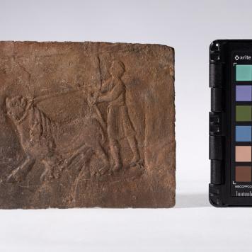 Płytka z wyobrażeniem człowieka prowadzącego lwa na arkanie