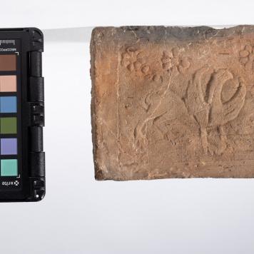 Płytka z wyobrażeniem gryfa