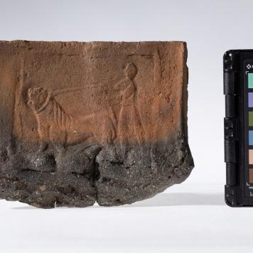 Płytka z wyobrażeniem człowieka prowadzącego lwa na arkanie