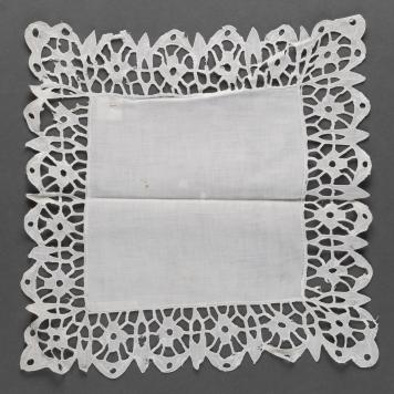 Serwetka biała z haftem richelieu