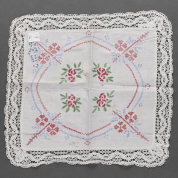 Serwetka biała z kolorowym haftem, obszyta koronką