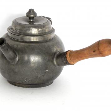 Imbryk z boczną rączką